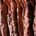 Sulle pareti laterali invece le varie concrezioni rocciose hanno formato delle rughe che fanno sembrare la pietra quasi scolpita